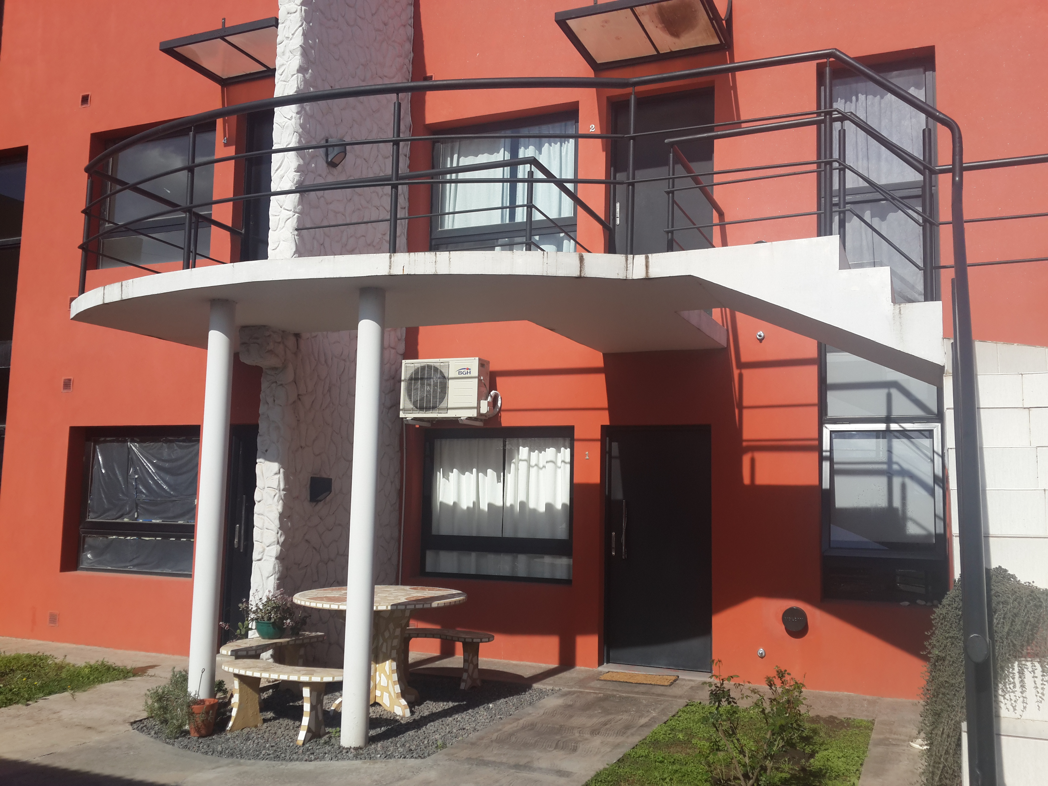 EN VENTA DEPARTAMENTO DOS HABITACIONES CON COCHERA.- CHACABUCO. COD. 97