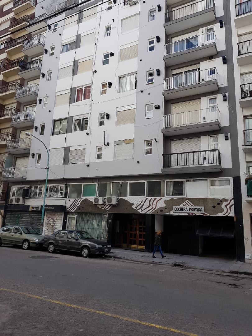 EN VENTA DEPTO EN MAR DEL PLATA, UN AMBIENTE Y MEDIO.- CHACABUCO. COD. 107