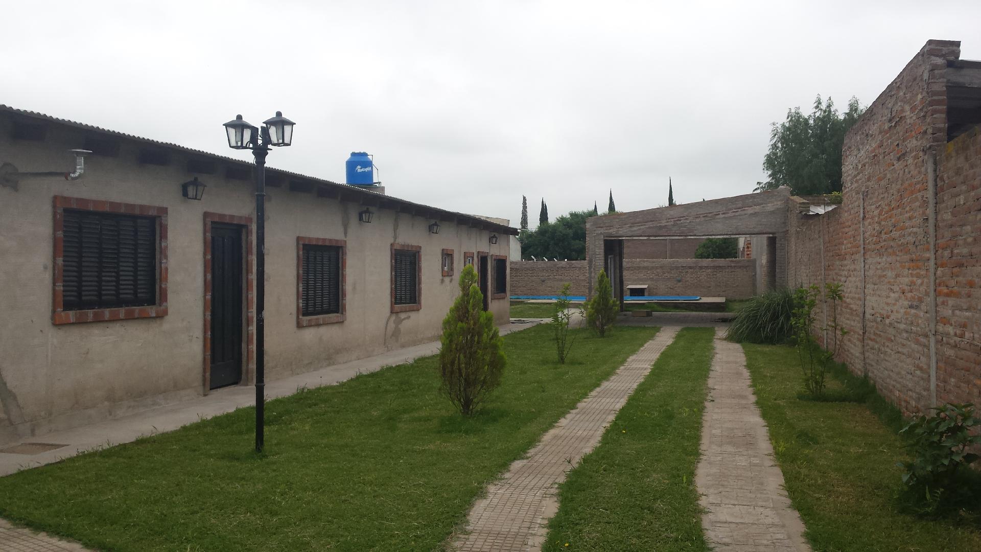 CASA QUINTA EN ALQUILER, 2 HABITACIONES Y GAS NATURAL.- CHACABUCO. COD. 110