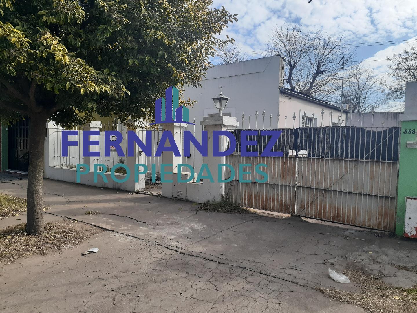 EN VENTA 2 CASAS SOBRE UN MISMO LOTE. TODOS LOS SERVICIOS.- CHACABUCO. COD. 148