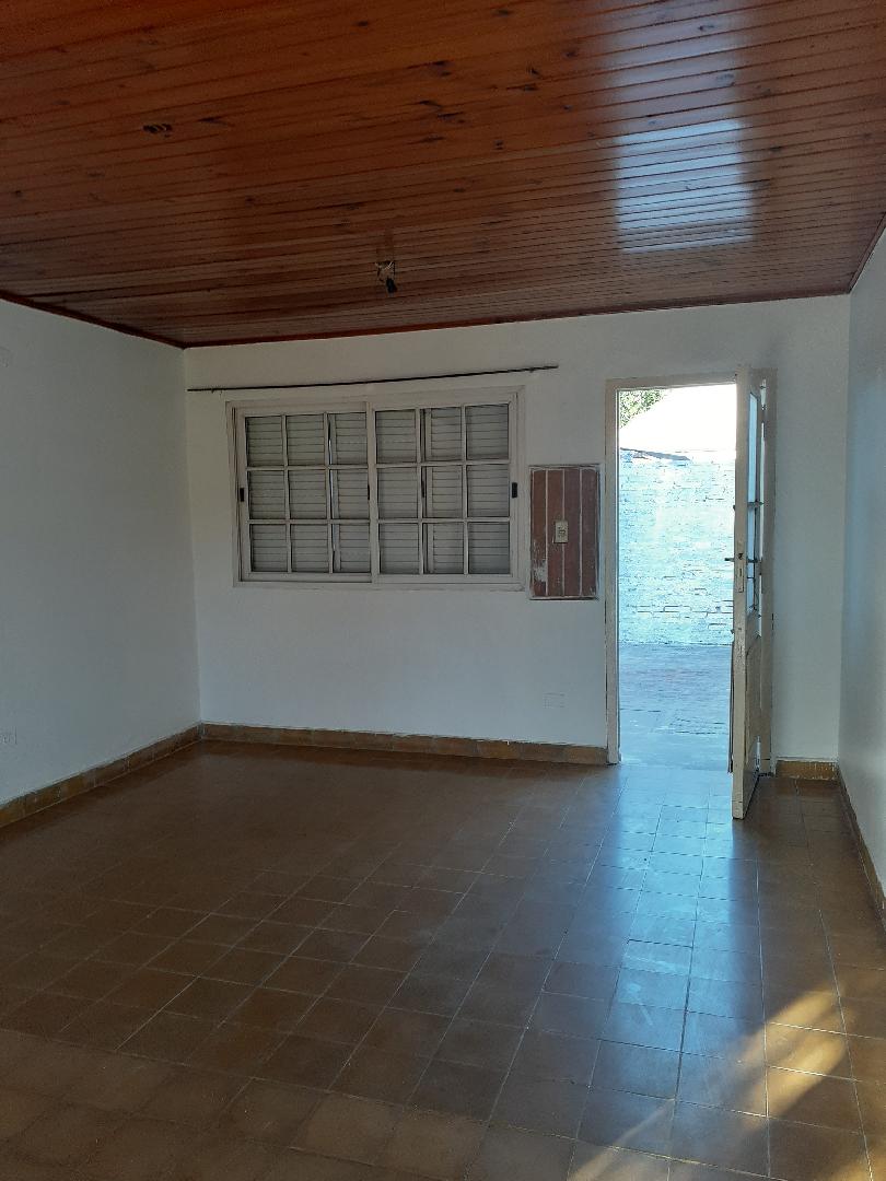 EN ALQUILER CASA 1 DORMITORIO, SOBRE CALLE SARMIENTO.  CHACABUCO.- COD. 165