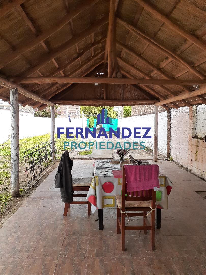 EN VENTA CASA MAS OCHO DORMITORIOS CON BAÑO. CHACABUCO.- COD. 169