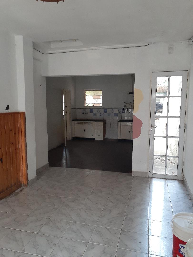 EN ALQUILER CASA 1 DORMITORIO, SOBRE CALLE SARMIENTO.  CHACABUCO.- COD. 165