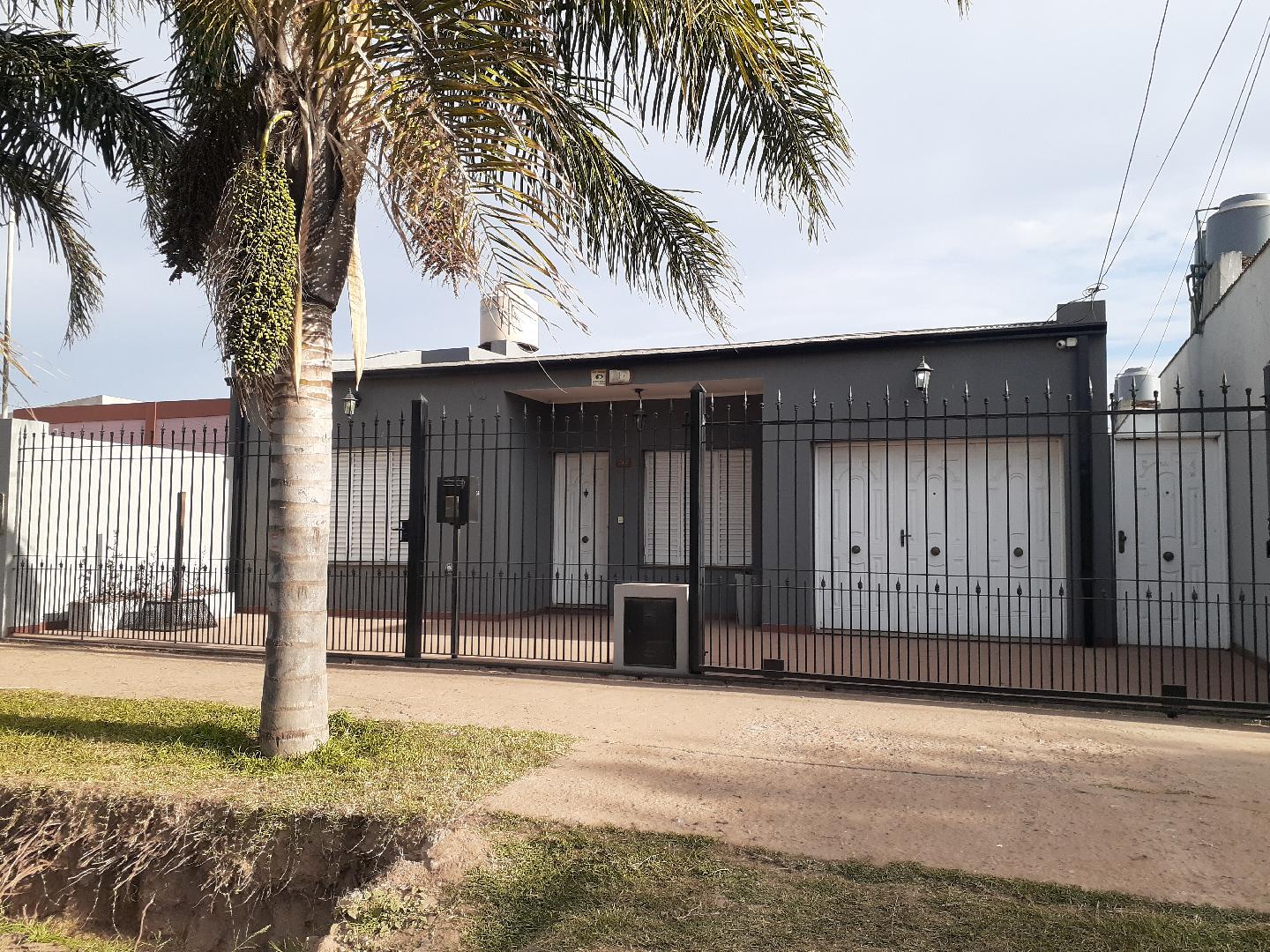 EXCELENTE CASA PREMIUM CON PILETA  EN VENTA.- CHACABUCO. COD. 143