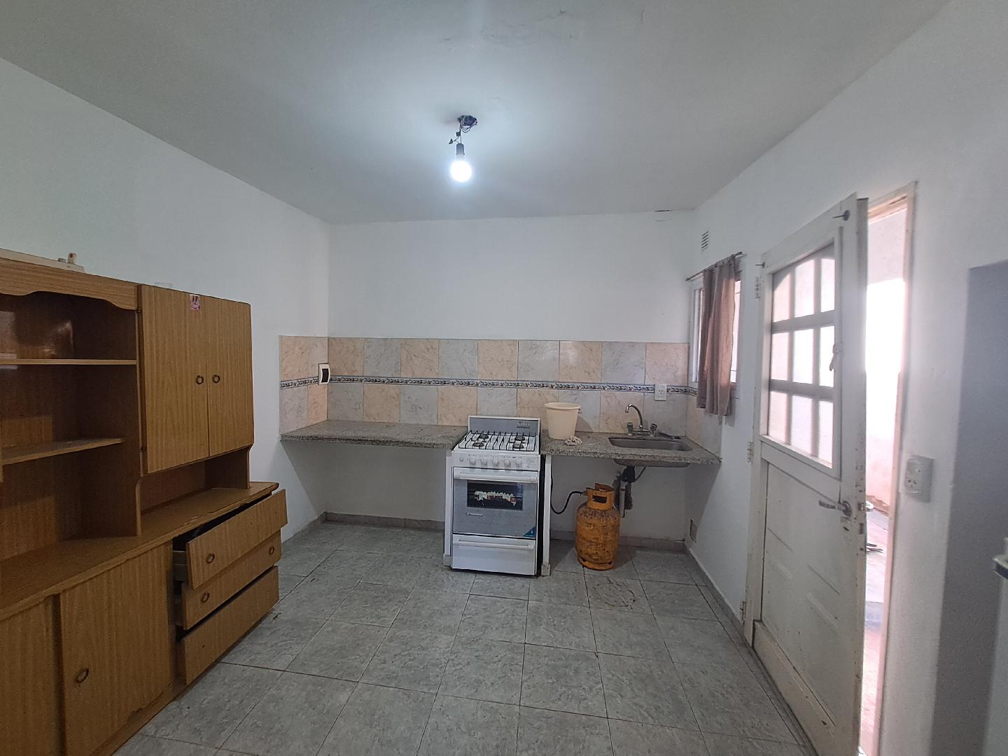 EN ALQUILER, DEPTO EN PLANTA BAJA, UNA HABITACIÓN.  CALLE STGO DEL ESTERO.- CHACABUCO. COD. 106