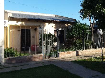 EN VENTA CASA 2 HABITACIONES, DEPTO Y GALPON. IDEAL PARA INVERSIÓN.- CHACABUCO. Cod.12