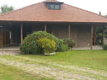 EXCELENTE CHALET SOBRE AVENIDA, LOTE 31 X 34. Cod.21