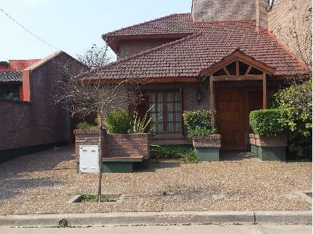 IMPORTANTE CHALET EN VENTA, 4 HABITACIONES. EXCELENTE CALIDAD.- CHACABUCO. COD. 55