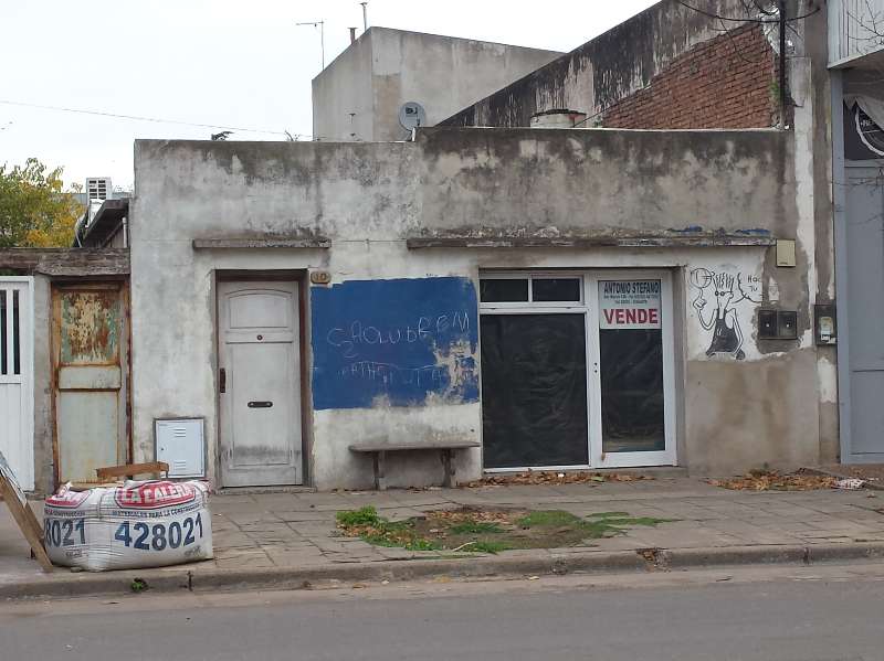 CASA A RECICLAR EN VENTA, EXCELENTE UBICACION.- CHACABUCO. COD. 84