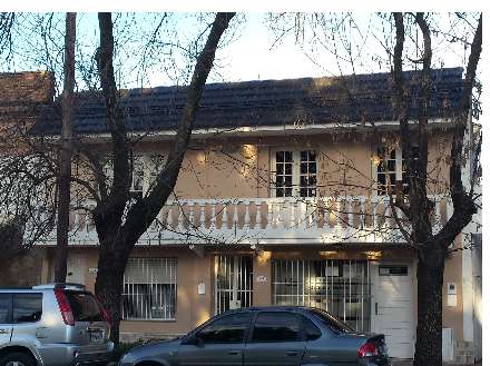 EN ALQUILER,  EXCELENTE CASA EN PRIMER PISO. TRE HABITACIONES.-  CHACABUCO. COD. 86