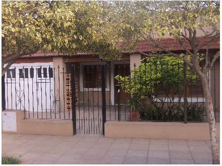 EN VENTA, CASA 3 HABITACIONES. LOTE 10 X 43 . SOBRE CALLE PINTOS.- CHACABUCO. COD. 95
