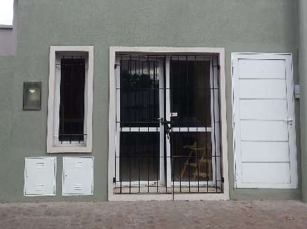 EN ALQUILER LOCAL A MEDIA CUADRA  DE AV. COLÓN.- CHACABUCO. COD. 134