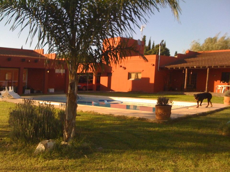CASA QUINTA EN VENTA, 4 HABITACIONES. ZONA RESIDENCIAL. PREMIUM. - CHACABUCO. COD. 56