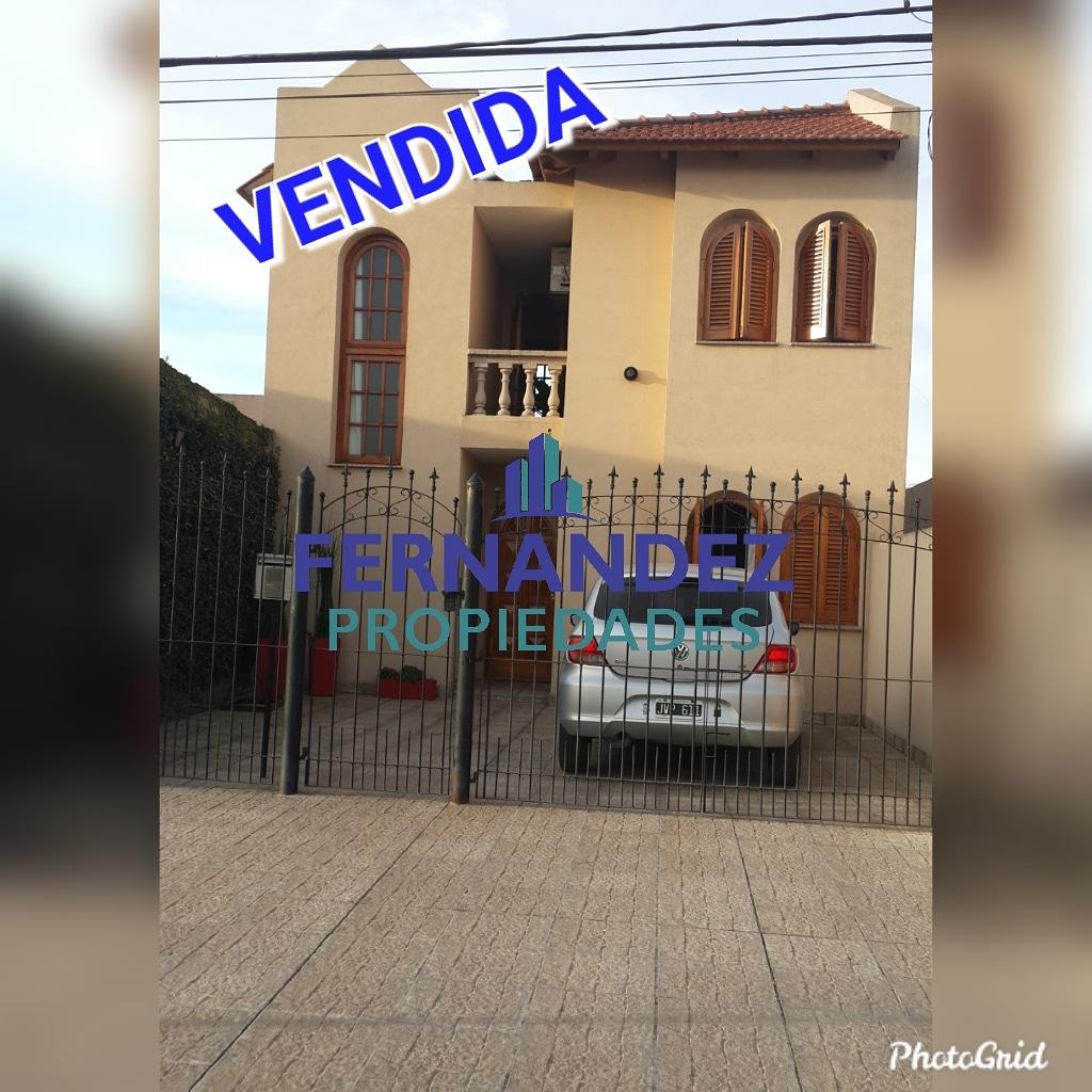 CASA EN VENTA, EXCELENTE CALIDAD Y CONSTRUCCIÓN.- CHACABUCO. COD. 115