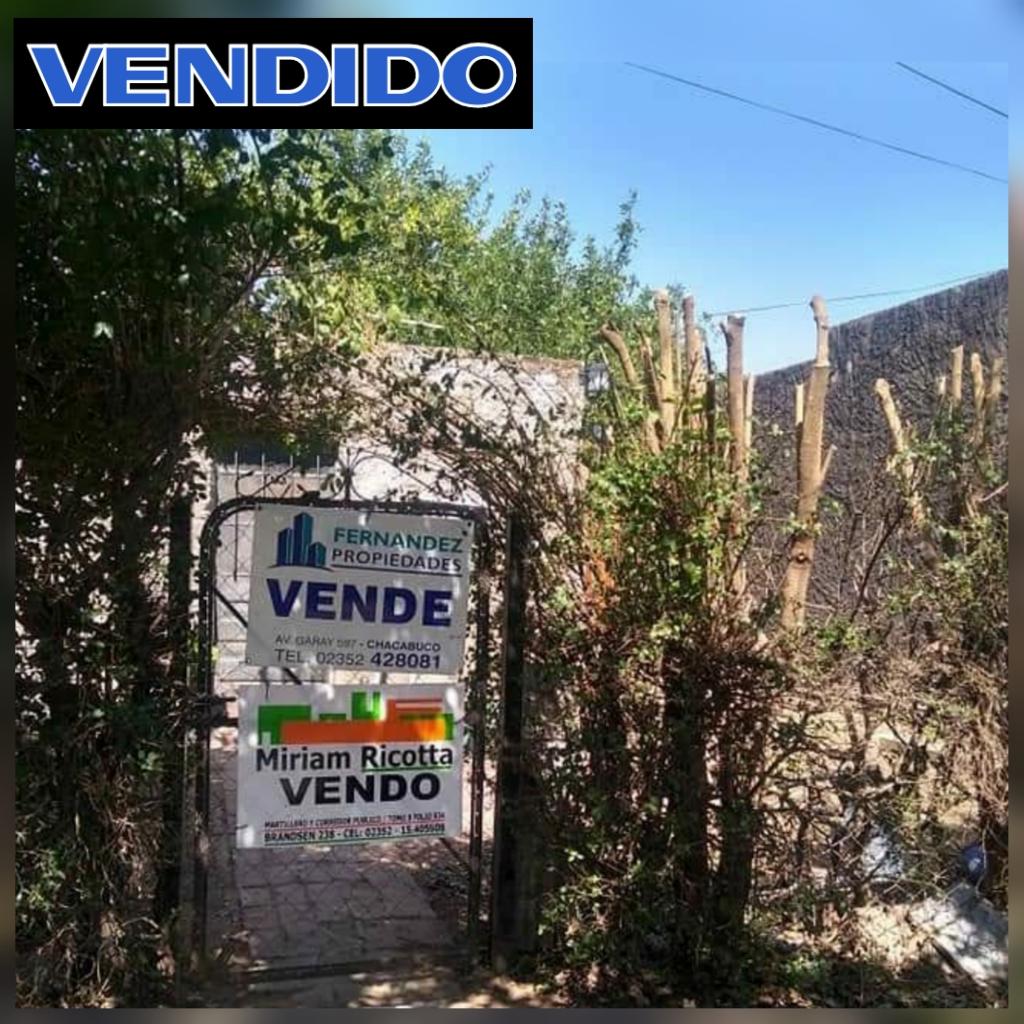 EN VENTA, TERRENO DE 10 mts X 43 mts CON CASA A RECICLAR.- CHACABUCO. COD. 96